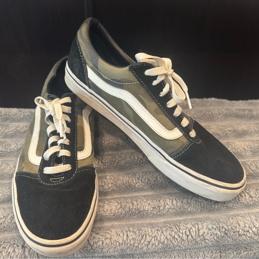Men’s Size 9 Vans - EXCELLENT Condition